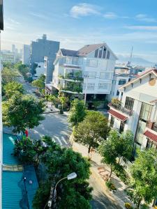 una vista aérea de una calle de la ciudad con edificios en Anstay Homestay & Apartment en Da Nang