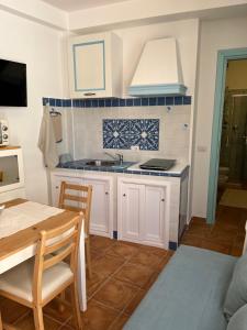 A kitchen or kitchenette at La Casa di Orimari