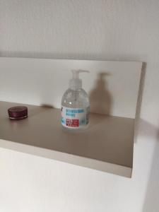 eine Flasche Waschmittel auf einem Regal in der Unterkunft Aussergewöhnliche Atelierferienwohnung mit Balkon an der Donau in Winzer