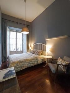 ein Schlafzimmer mit einem Bett und einem großen Fenster in der Unterkunft Charming view Plaza Mayor in Madrid