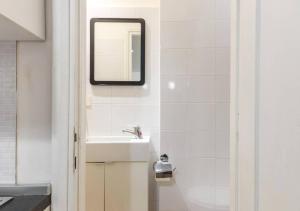 ein Bad mit einem Waschbecken und einem Spiegel in der Unterkunft Navona Home in Rom