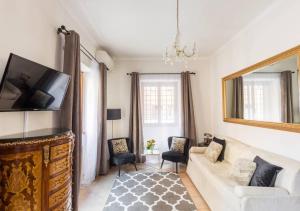 ein Wohnzimmer mit einer Couch und einem Spiegel in der Unterkunft Navona Home in Rom