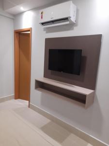sala de estar con TV en la pared en Apart Lagoaecotowers, en Caldas Novas