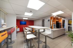 Kuchyň nebo kuchyňský kout v ubytování Hotel Fleury Merogis - Ex Premiere Classe Fleury Merogis