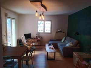ein Wohnzimmer mit einem Sofa und einem Tisch in der Unterkunft Apartment In Allemont in Allemont