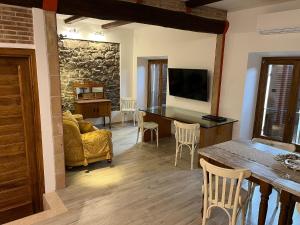 TV a/nebo společenská místnost v ubytování Albergo Diffuso Locanda Specchio Di Diana