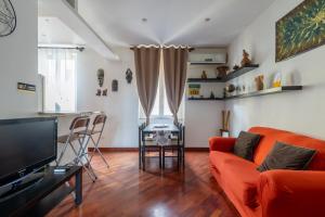 ein Wohnzimmer mit einem Sofa und einem Tisch in der Unterkunft Smart Lodging Downtown in Rom