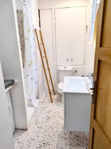 a bathroom with a sink and a toilet at Beau 3 pieces proche centre in Menton