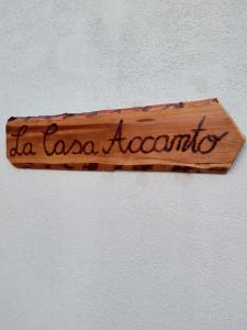 a wooden sign that reads la coca acacia at La casa accanto in Rio nellʼElba