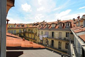 uma vista para uma cidade a partir do telhado de um edifício em A un passo da Porta Nuova e dal centro: Io&Te em Turim