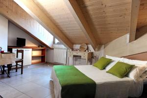 um quarto com uma cama grande e almofadas verdes em A un passo da Porta Nuova e dal centro: Io&Te em Turim
