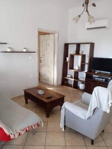 uma sala de estar com um sofá e uma mesa de centro em Μονοκατοικία στην Σύρος em Hermópolis