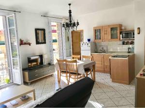 a kitchen and dining room with a table and chairs at Beau 3 pieces proche centre in Menton