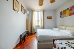 ein Hotelzimmer mit 2 Betten und einem Fenster in der Unterkunft Smart Lodging Downtown in Rom