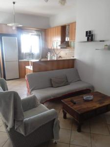 uma sala de estar com um sofá e uma mesa em Μονοκατοικία στην Σύρος em Hermópolis