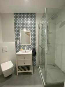 ein Bad mit einem WC, einem Waschbecken und einer Dusche in der Unterkunft Apartament in Władysławowo