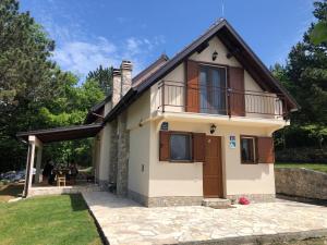una casa con balcón y patio en 4 Seasons House, en Roč