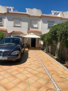 samochód stoi przed domem w obiekcie Casa duplex en chipiona w mieście Chipiona