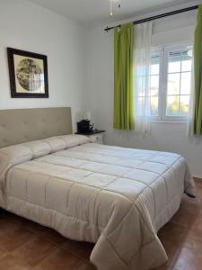 A bed or beds in a room at Casa duplex en chipiona