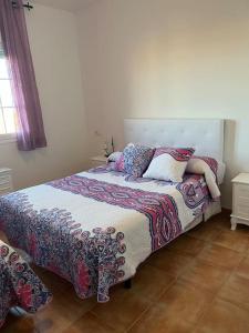 A bed or beds in a room at Casa duplex en chipiona