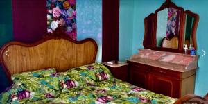 Dinkel Verblijf في دينيكامب: غرفة نوم بسرير وخزانة ومرآة