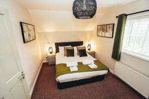 um quarto com uma cama grande num quarto em Cottages In Derbyshire - Apple Cottage em Belper