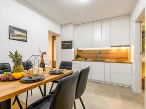 Kuchyňa alebo kuchynka v ubytovaní VisitZakopane- Sekwoja Apartment