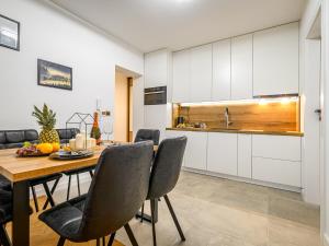 Kuchyňa alebo kuchynka v ubytovaní VisitZakopane- Sekwoja Apartment