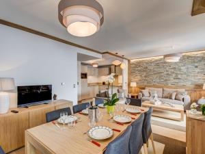 een eetkamer en een woonkamer met een tafel en stoelen bij Appartement Courchevel 1550, 4 pièces, 6 personnes - FR-1-562-37 in Courchevel