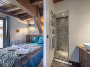 Chalet entierement renove au centre de Courchevel Village, ideal pour 10 adultes et 4 enfants - FR-1-562-50