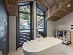 Chalet de charme a Courchevel, 4 chambres, sauna, cheminee, proche commerces et pistes - FR-1-562-59