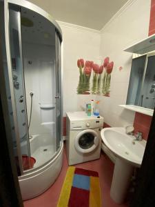 een badkamer met een douche, een toilet en een wastafel bij Сдам квартиры посуточно in Köksetaw