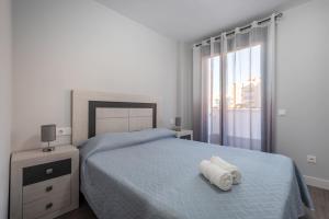 Un dormitorio con una cama con una toalla blanca. en Apartamento Estepona II en Estepona