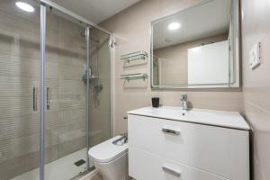 een badkamer met een wastafel, een douche en een toilet bij Apartamento Estepona II in Estepona