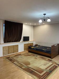 Habitación con cama y TV. en Сдам квартиры посуточно, en Kokshetau