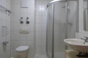 ein Bad mit einer Dusche, einem WC und einem Waschbecken in der Unterkunft Gästewohnung nähe Messe/Flughafen in Filderstadt