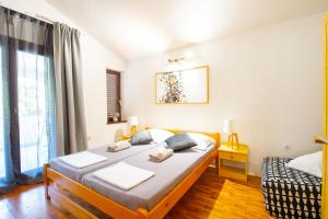 1 Schlafzimmer mit 2 Betten und einem Fenster in der Unterkunft Apartments Ela in Novalja