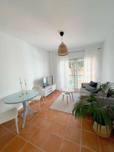 - un salon avec une table et un canapé dans l'établissement Apartamento cerca de la playa, à Fuengirola