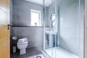 a bathroom with a shower and a toilet and a sink at Luxury 2 Bedroom Apartment with FREE Parking In Formby Village By Greenstay Serviced Accommodation - Perfect for Couples, Friends & Families & Business Travellers - Dog Friendly - 6 in Formby