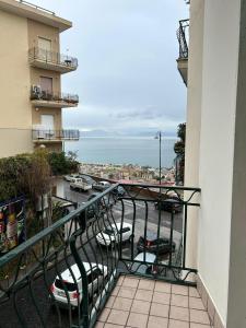 un balcón con coches aparcados en un aparcamiento en Roomors Of Naples - Sea View Apartment en Nápoles