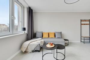 salon z kanapą i stołem w obiekcie Comfort Apartments Morska w mieście Gdynia