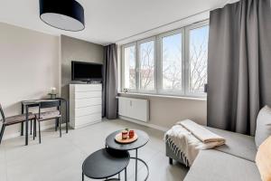 salon z kanapą i stołem w obiekcie Comfort Apartments Morska w mieście Gdynia