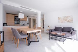 Kuchyňa alebo kuchynka v ubytovaní Amazing Apartment With Private Terrace & Full Air Conditioning - Walk To The Beach, La Croisette! - Latour Maubourg 18 by Halldis