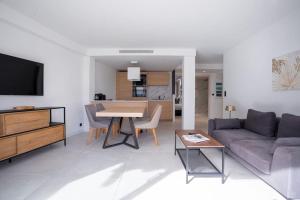 Televízia a/alebo spoločenská miestnosť v ubytovaní Amazing Apartment With Private Terrace & Full Air Conditioning - Walk To The Beach, La Croisette! - Latour Maubourg 18 by Halldis