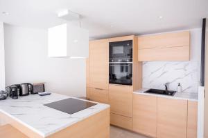 Kuchyňa alebo kuchynka v ubytovaní Amazing Apartment With Private Terrace & Full Air Conditioning - Walk To The Beach, La Croisette! - Latour Maubourg 18 by Halldis