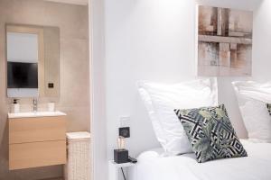 Posteľ alebo postele v izbe v ubytovaní Amazing Apartment With Private Terrace & Full Air Conditioning - Walk To The Beach, La Croisette! - Latour Maubourg 18 by Halldis