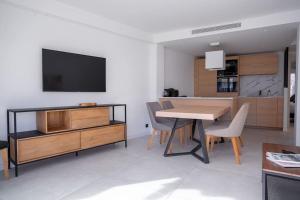 Kuchyňa alebo kuchynka v ubytovaní Amazing Apartment With Private Terrace & Full Air Conditioning - Walk To The Beach, La Croisette! - Latour Maubourg 18 by Halldis