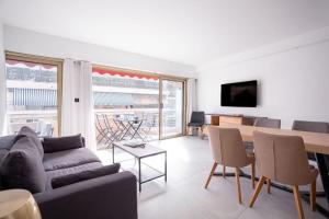 Televízia a/alebo spoločenská miestnosť v ubytovaní Amazing Apartment With Private Terrace & Full Air Conditioning - Walk To The Beach, La Croisette! - Latour Maubourg 18 by Halldis