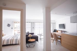 Televízia a/alebo spoločenská miestnosť v ubytovaní Amazing Apartment With Private Terrace & Full Air Conditioning - Walk To The Beach, La Croisette! - Latour Maubourg 18 by Halldis