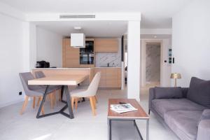Kuchyňa alebo kuchynka v ubytovaní Amazing Apartment With Private Terrace & Full Air Conditioning - Walk To The Beach, La Croisette! - Latour Maubourg 18 by Halldis